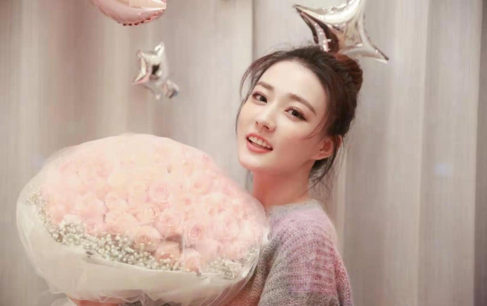 美女徐璐生日晒美照,渐变色毛衣搭配丸子头,越发少女范儿