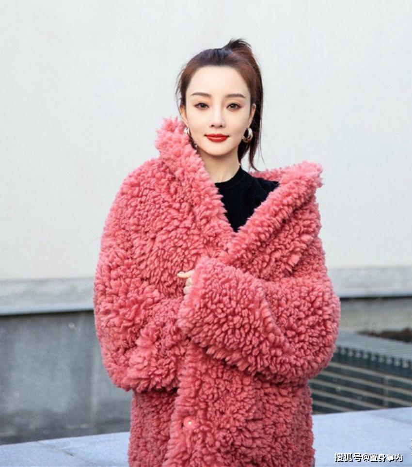 李小璐网店生意惨淡,拍“贵妇写真”吸引眼球,浓妆艳抹大秀美腿