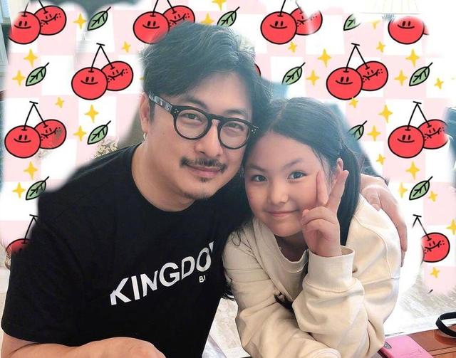 10岁王诗龄晒圣诞照，颜值上升瘦出尖下巴，名副其实白富美？