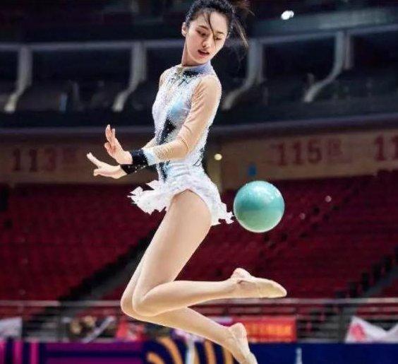 30岁的“糖宝”又火了,穿体操服参赛被拍之后,身材好到让人羡慕