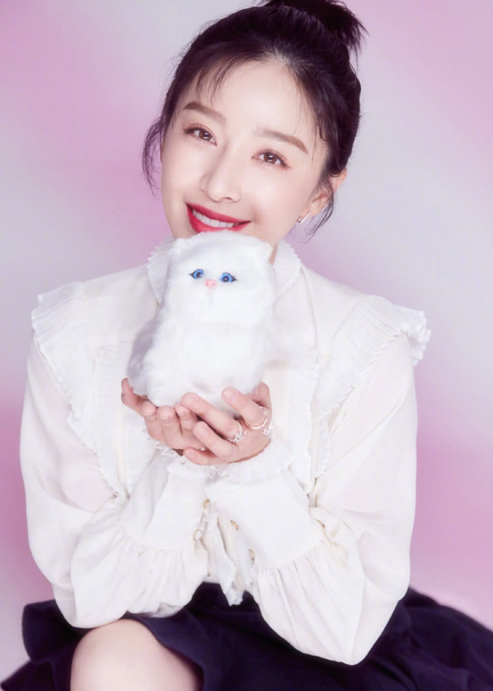 阚清子白衬衫搭配小短裙,31岁美丽不输00后