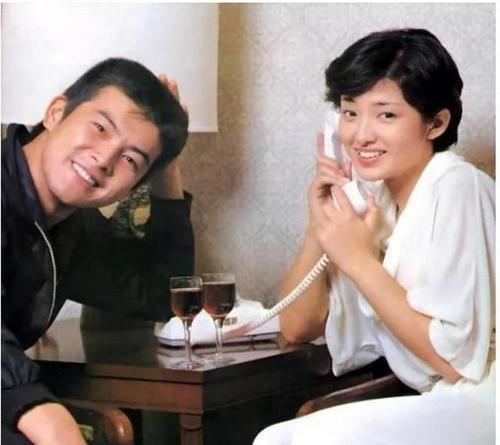 59岁山口百惠和老公近照曝光，美人已迟暮，一时间轰动了娱乐圈