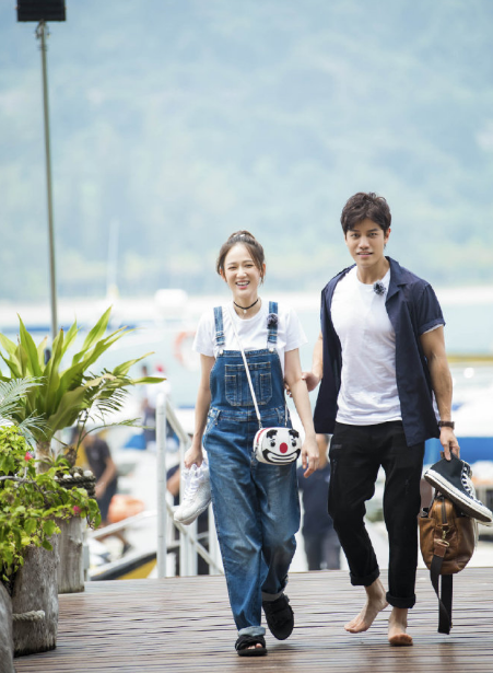 陈乔恩首次与男友艾伦一起跨年,打扮明艳笑出细纹,心情大好!