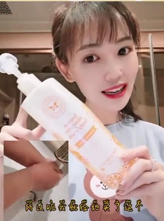 与马蓉一样，离婚后李小璐在网上也很活跃，两人都为了“带货”