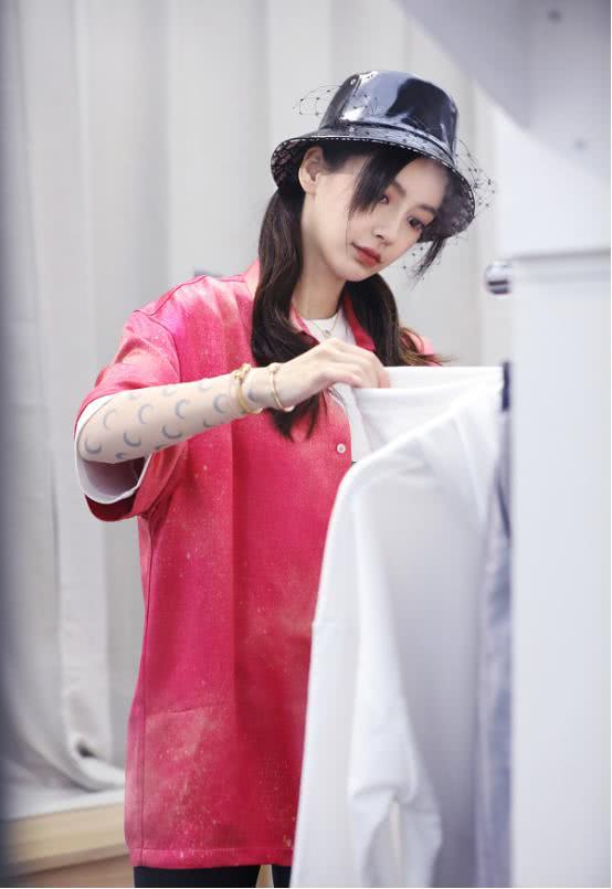 BABY穿卫衣配安全裤,意外撞脸“天王嫂”