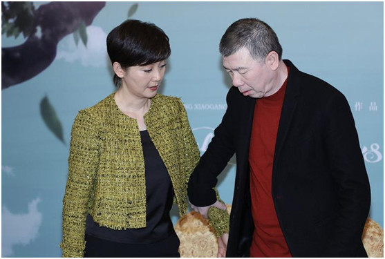 冯小刚新戏首映,全程无笑脸,小9岁妻子徐帆崇拜的眼神亮了