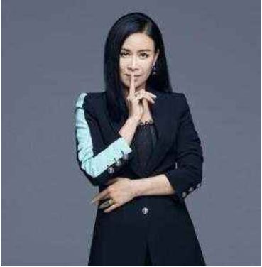 52岁的那英,还酷爱穿“透视装”惊艳众人,网友:求你别扮嫩了