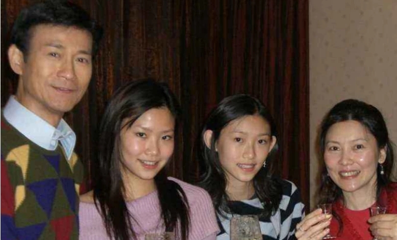 72岁郑少秋罕现身，精壮不输少年人！对身旁女生甜言蜜语超会撩