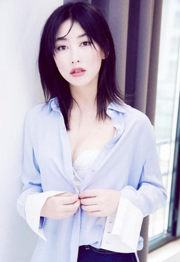 背景不输韩雪,连续7次蝉联全球最美面孔,如今35岁依旧风情万种