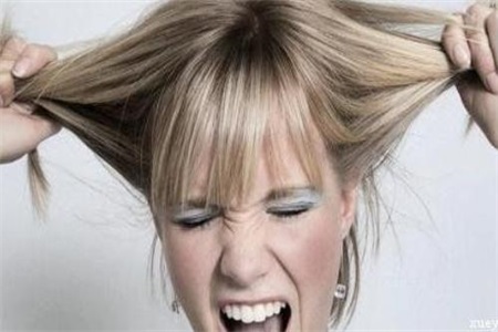 头皮屑多是什么原因 女性对抗头皮屑这三步是关键