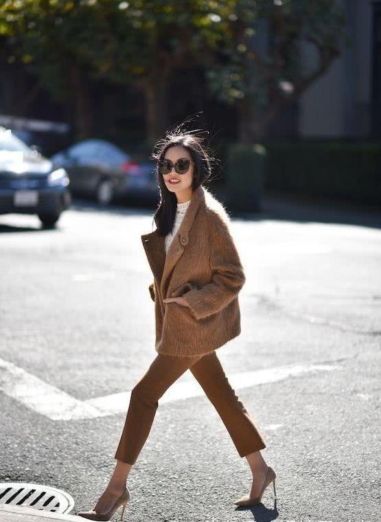 秋冬必备的驼色系穿搭，记住这些穿搭细节，简单中有高级感