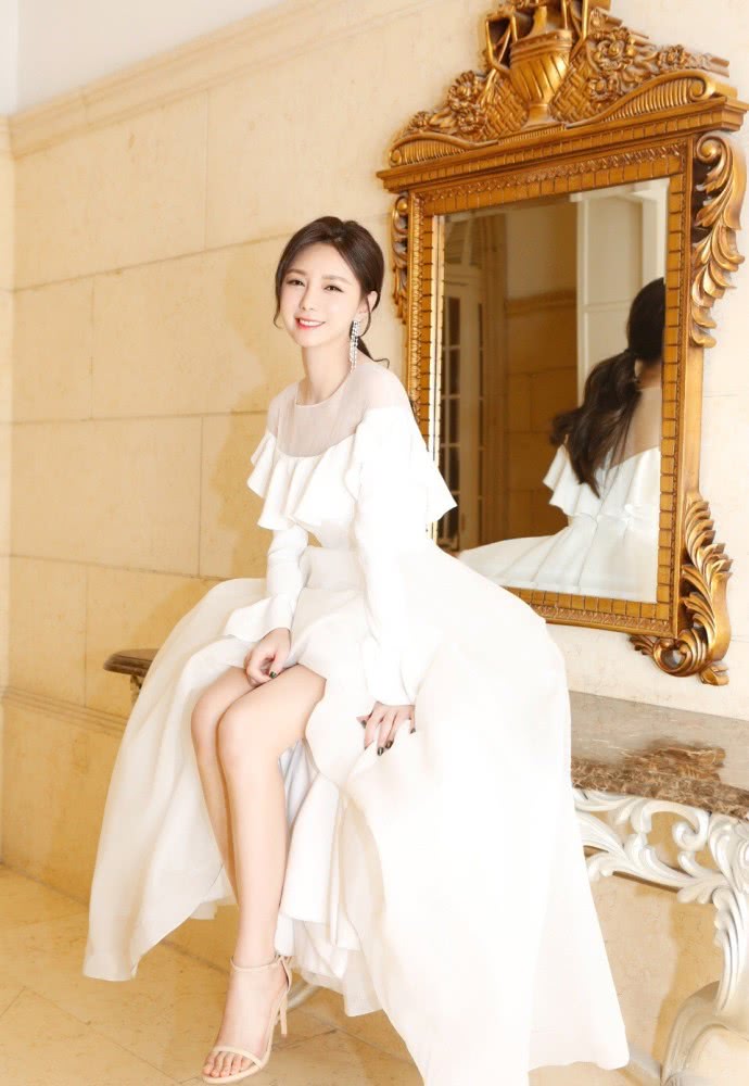美女沈梦辰穿复古连衣裙配12厘米“铁钉”,秀长腿太性感