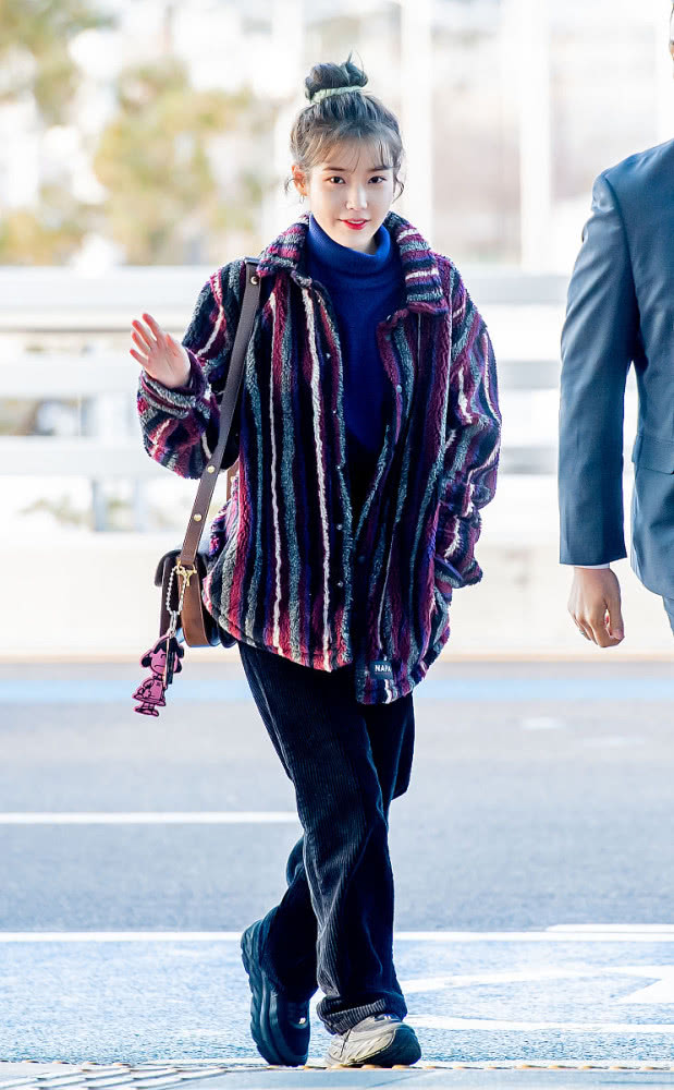 IU李知恩真会穿！毛绒外套搭阔腿裤，162CM也能穿出黄金比例