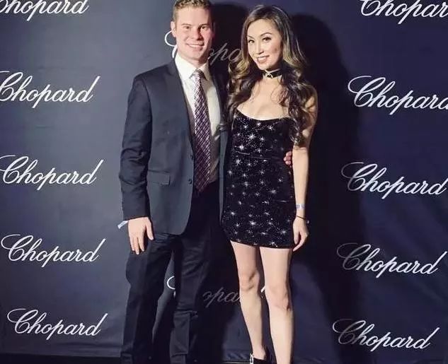 赌王最美外孙女再曝近照,穿低胸裙浓妆艳抹,男友或成千亿孙婿