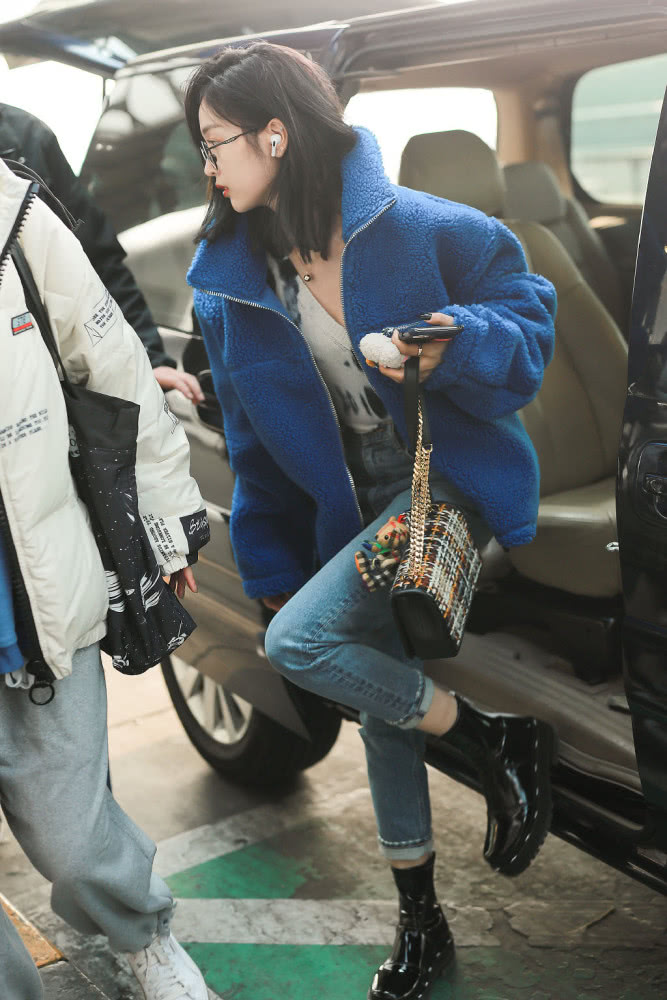 美女吴宣仪机场街拍,蓝色毛绒外套加马丁靴,温暖风度全都要