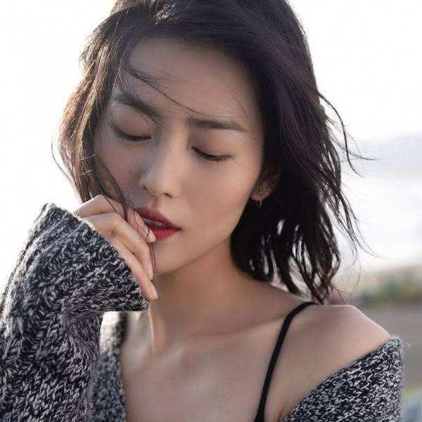 美女明星示范：今年流行“裙摆短发”，时髦减龄显脸小