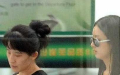 比冯绍峰大八岁的丈母娘长啥样？看到照片后，网友：不出道可惜了