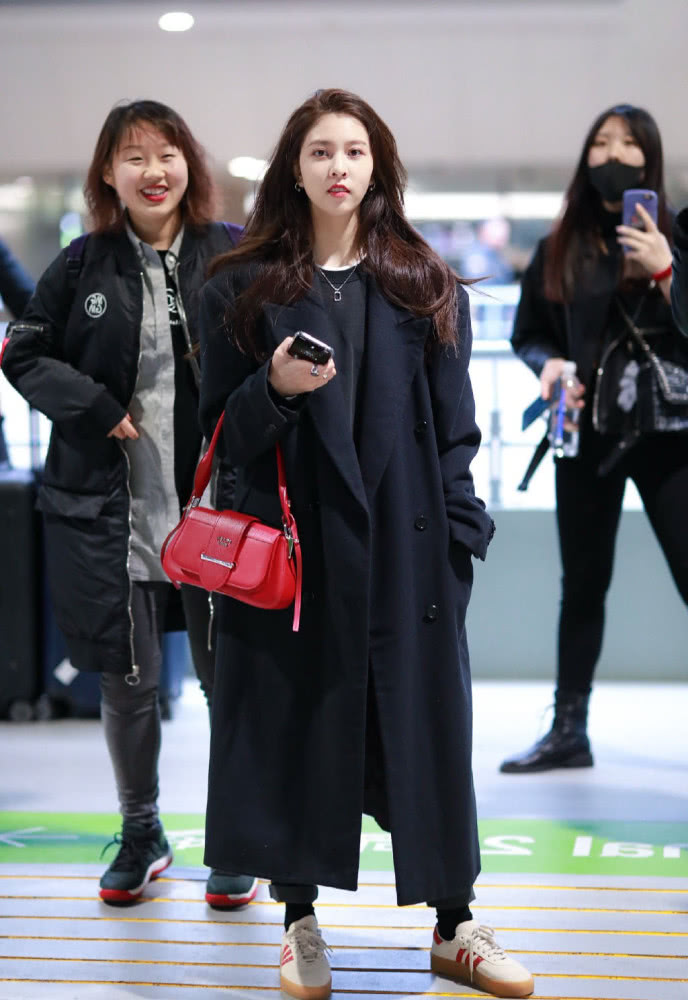 宋妍霏全黑穿衣配小白鞋，红挎包成最大亮点
