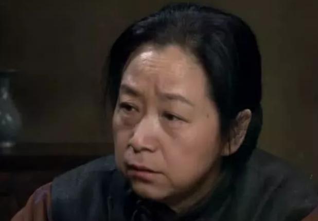 她是张国立的原配,张默的生母,单身31年,儿子是她一生的痛