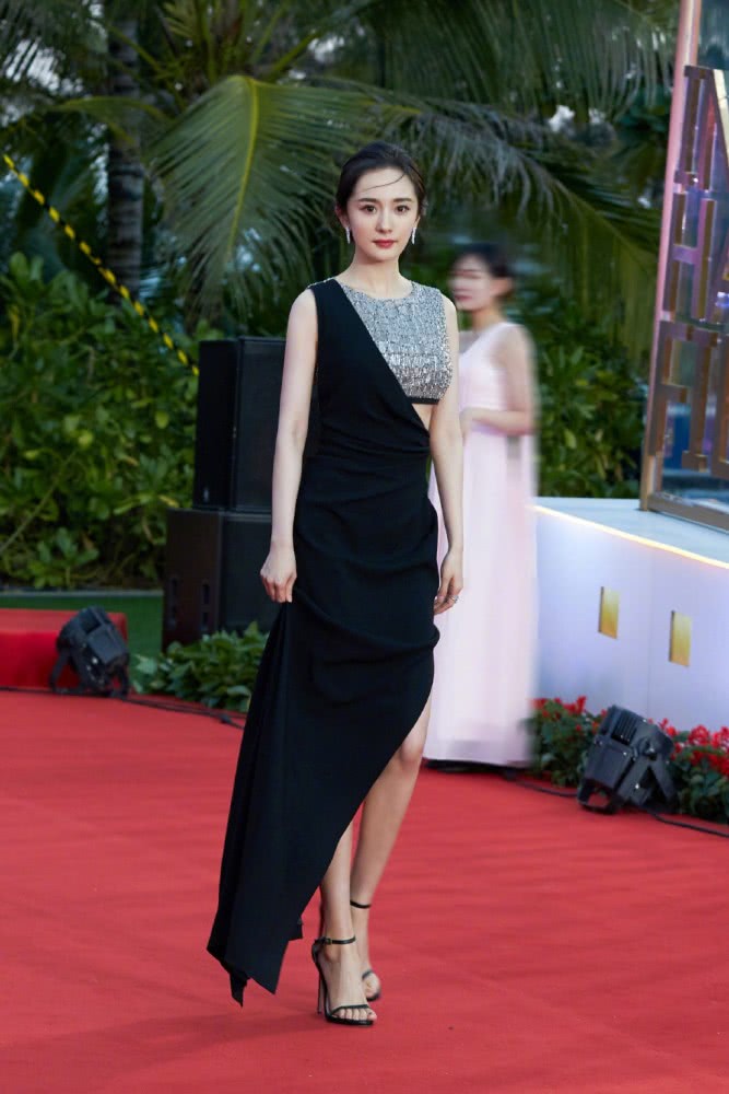 美女杨幂自带少女感,换卫衣搭配运动裤,马上就像18岁学生了