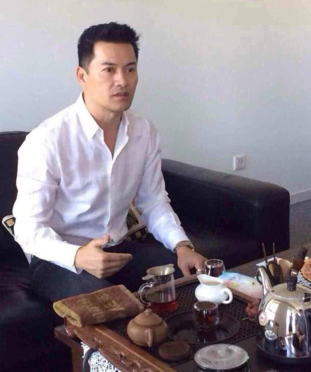 最富有“软饭王”,只因娶得好不拍戏仍身家过亿,63岁帅气依旧