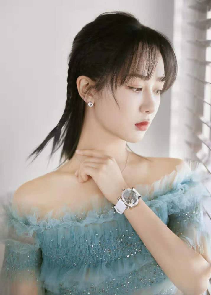 美女杨紫出席活动穿一袭薄荷绿轻纱裙，配精致编发好甜美