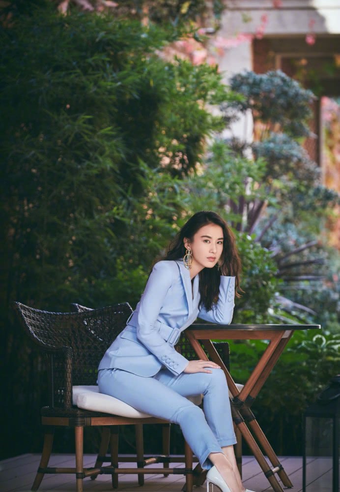 辣妈黄圣依最新穿搭,蓝色配白色又美还有气质