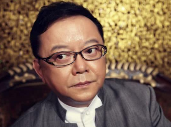 71岁的王刚近照,国家一级演员,如今11岁儿子活泼可爱