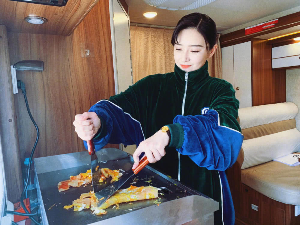 美女阚清子剪短发太高级,波波头搭配黑色外套个性十足,美呆了