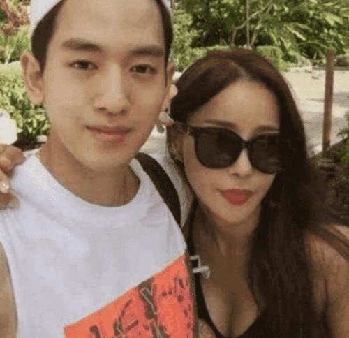 相差17岁的母子恋被很多人不看好,如今呢?人家幸福着呢