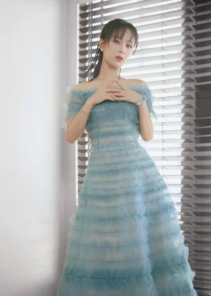美女杨紫出席活动穿一袭薄荷绿轻纱裙，配精致编发好甜美