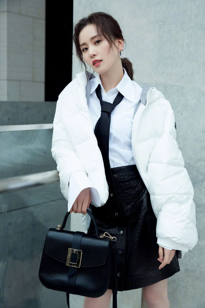 气质美女刘诗诗产子后逆生长？衬衫领带棉袄配皮裙，每一帧都是画报