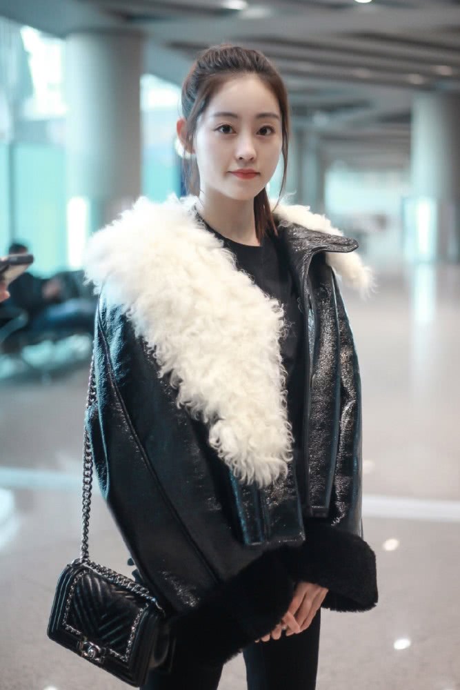 美女祝绪丹穿紧身裤短靴,私服让人眼前一亮