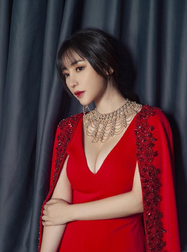 性感美女柳岩写真照曝光,39岁穿大红色披肩连体裤,秀凹凸身材气场炸裂