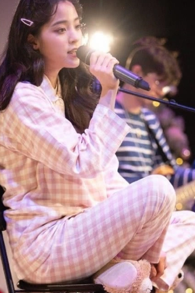 欧阳娜娜穿“睡衣加棉拖”出席圣诞派对，居家打扮，网友：潇洒又开放