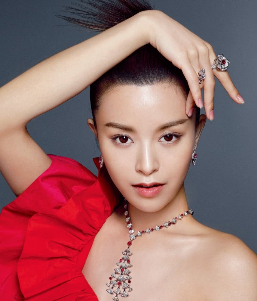 美女文咏珊穿斜肩上衣优雅霸气，配珠宝高级感十足