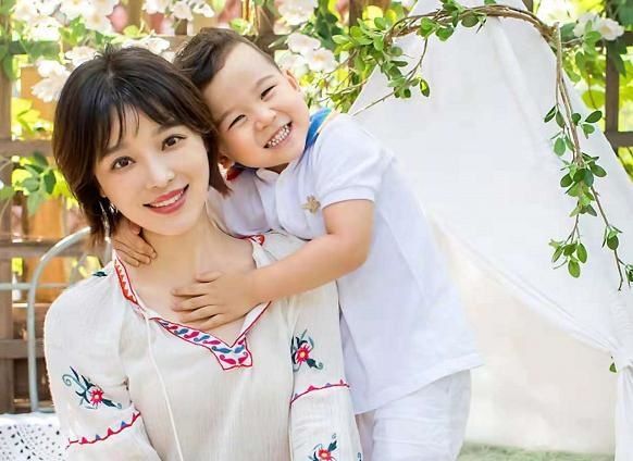 曾多次向秦岚求婚被拒,后娶小12岁央视美女主持,今47岁成赢家