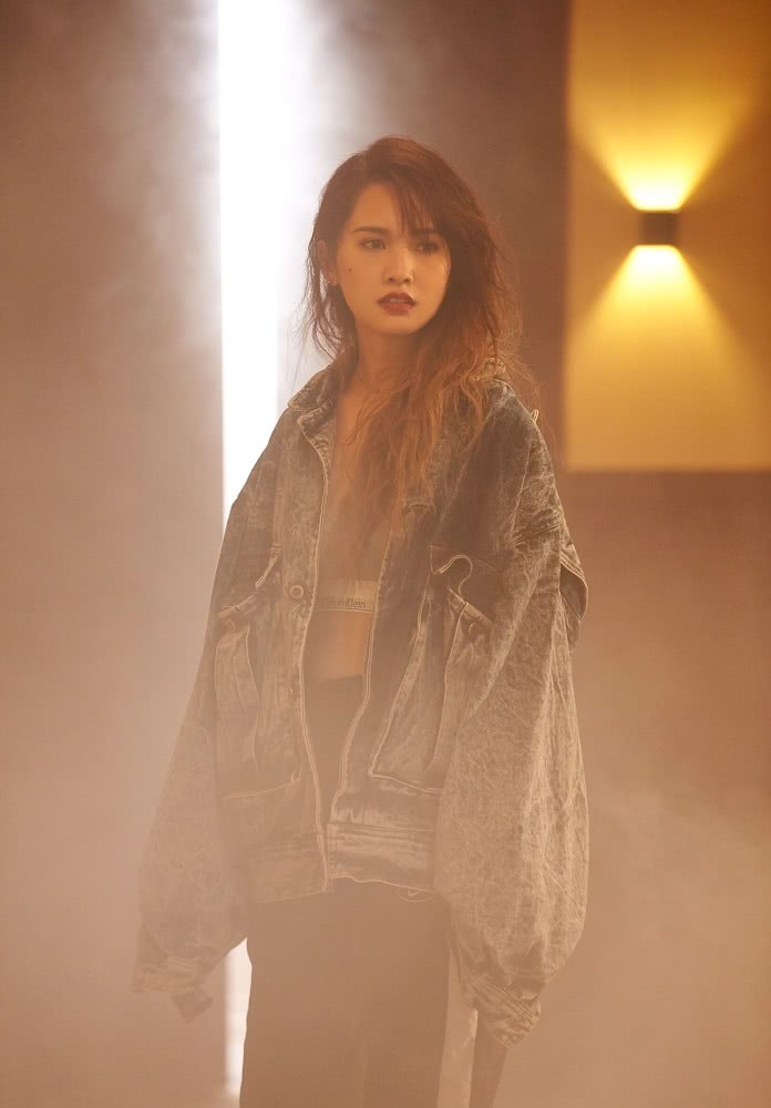 美女杨丞琳牛仔外套搭配运动潮品,穿出了不一样的时尚