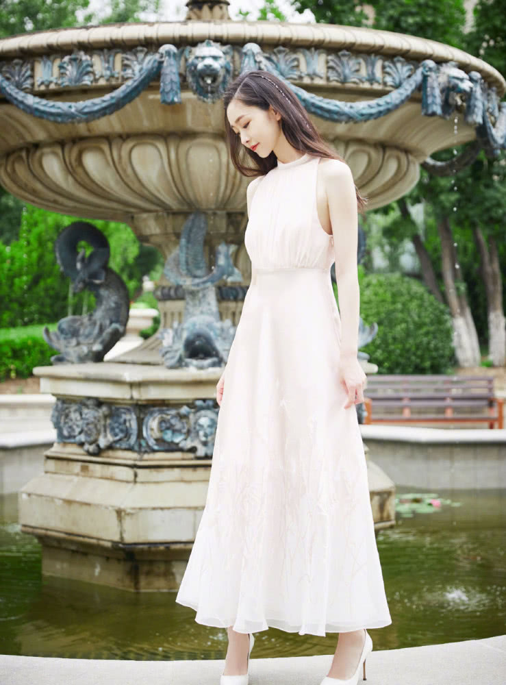 美女宋轶着藕粉褶皱长裙亮相,重拾女神范