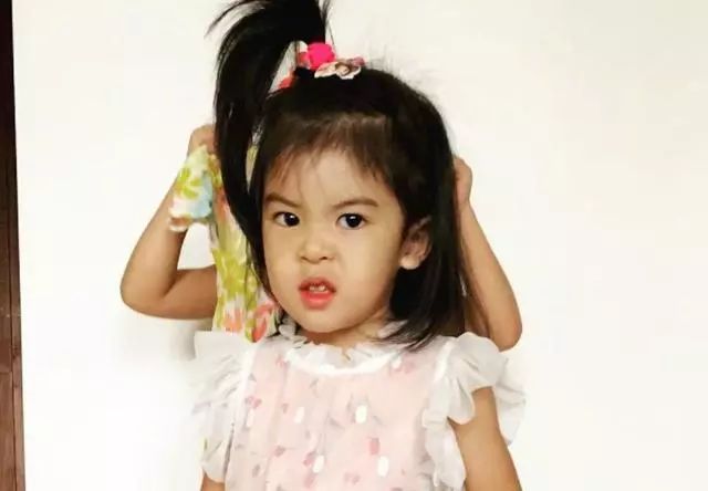 有种“公平基因”叫贾静雯,给了修允菲可爱模样,也没忽略修思羽