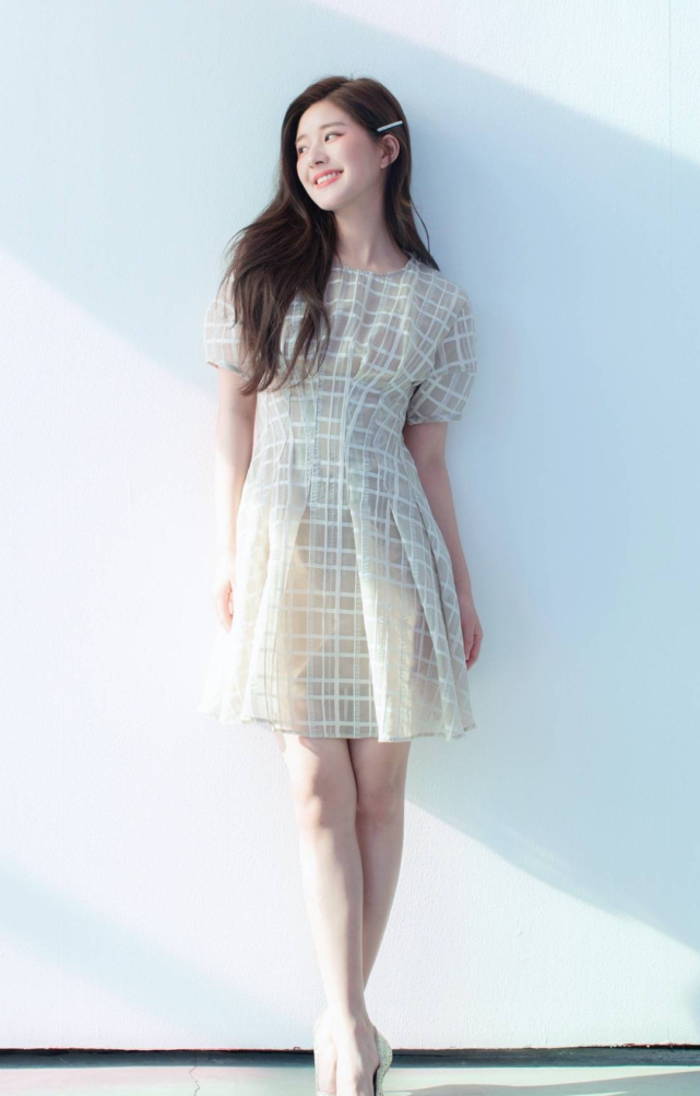 她被称作赵丽颖的接班人，虽有“均匀脸”，但侧颜的美无人能比！