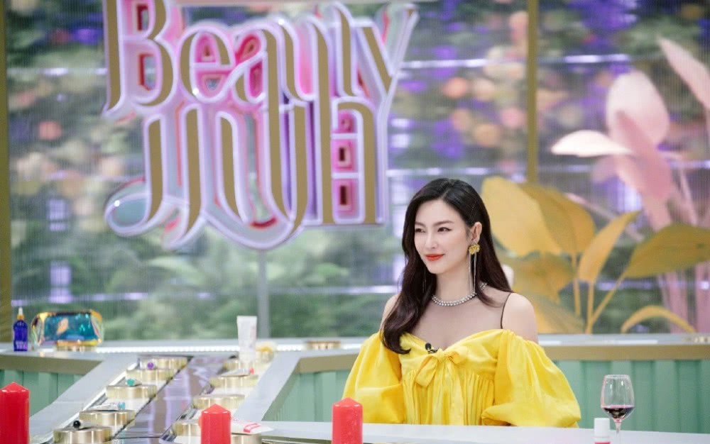 33岁张雨绮穿黄色长裙,冲击感十足