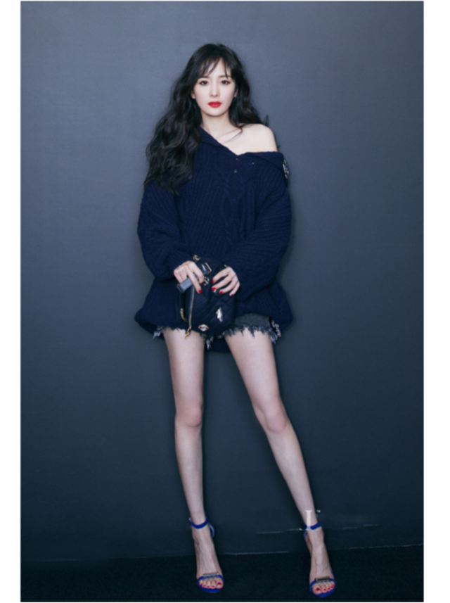 最近火了一种穿法,叫“上半身过冬,下半身过夏”,杨幂都上头了