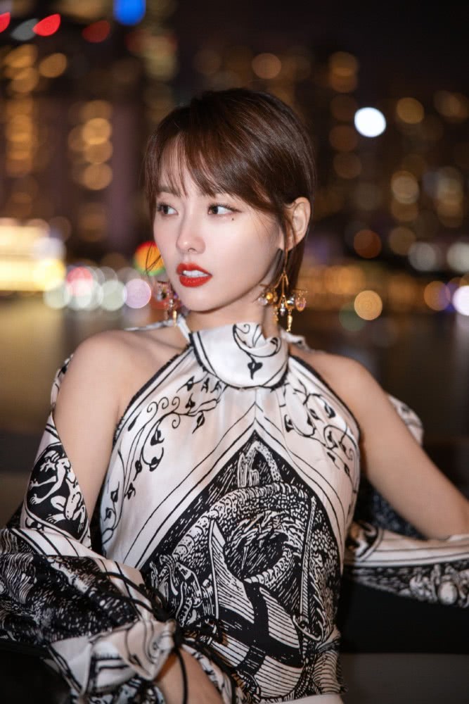 张嘉倪穿2万真丝裙,肌肤娇嫩太抢眼