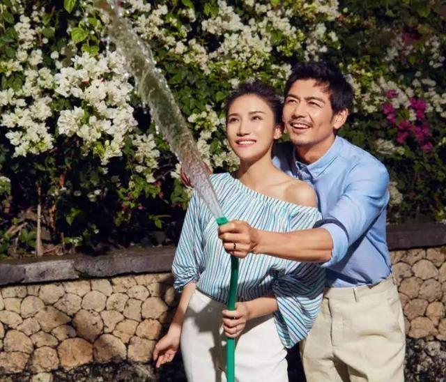 杨烁隐瞒十年的老婆，是我们熟知的“欧阳老师”！网友：完美情人