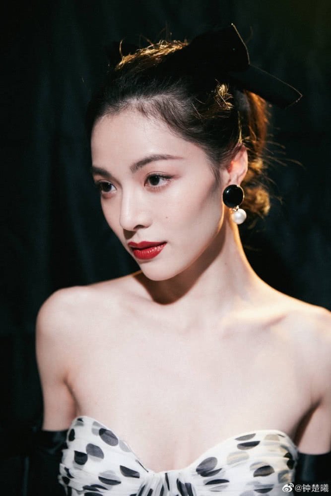 美女钟楚曦终于少女一回了！波点裙蝴蝶结发夹优雅更有女人味