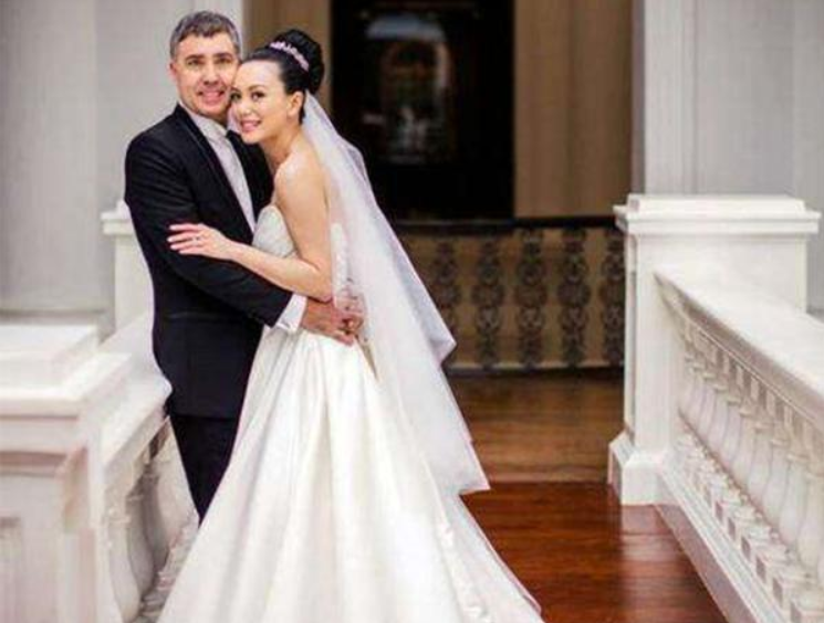 她是最美牡丹仙子,嫁大10岁外籍老公,如今46岁依然肤若凝脂