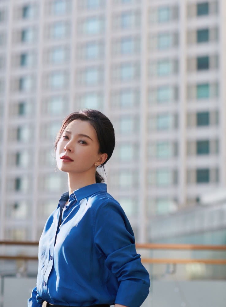 美女陈数好看又会穿,蓝色衫衣+黑色休闲裤,经典又有气质