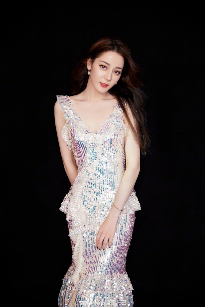 迪丽热巴太性感，大V薄荷绿长裙勾勒完美腰臀比