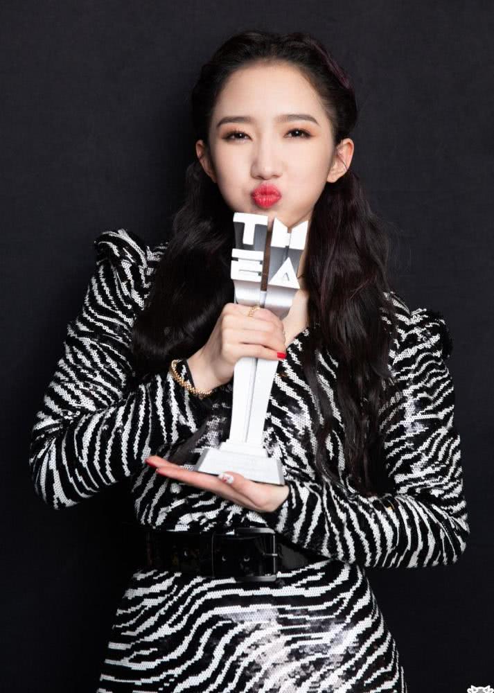 美女孟美岐变甜妹子,水貂绒毛衣配白色裤子,软萌形象惹人爱